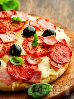 Пица с шунка, колбас, домати и маслини - снимка на рецептата